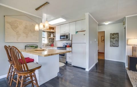 Top floor/kitchen - (new stainless steel fridge not in pic)