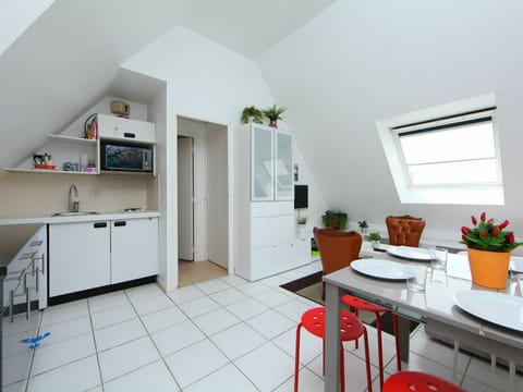 Cabinetry, Plant, Furniture, Property, Houseplant, Table, Window, Flowerpot, Building, Countertop