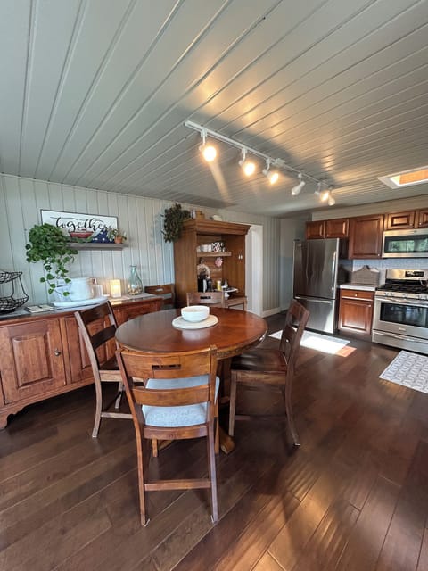 Cozy kitchen with eat-in area and coffee bar