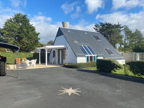 Roof, House, Home, Cottage, Slope, Driveway, Landscaping, Yard, Siding