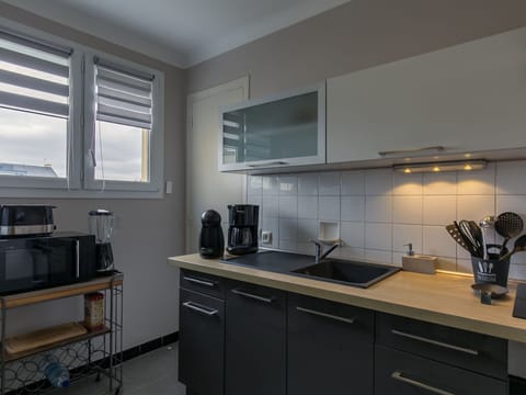 Building, Window, Comfort, Wood, Television, Living Room, Interior Design, House, Couch, Floor