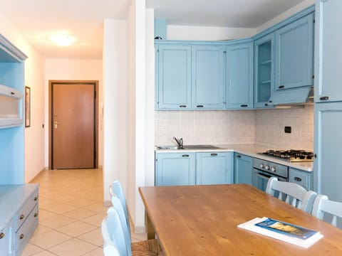 Room, Property, Countertop, Furniture, Kitchen, Cabinetry, Building, Floor, House, Interior Design