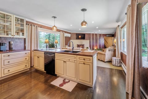 Well stocked kitchen with breakfast bar