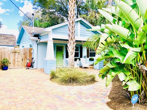 Guests renting the Blue Bungalow house can choose a 1-bd or 2-bd room version.