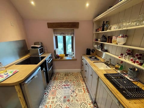 Kitchen with dishwasher, microwave, oven, fridge, sink & appliances 