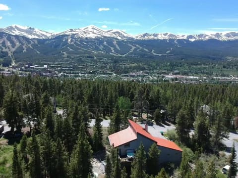 Great shot showing the mountains. 10 min walk to main street (Down Hill :)