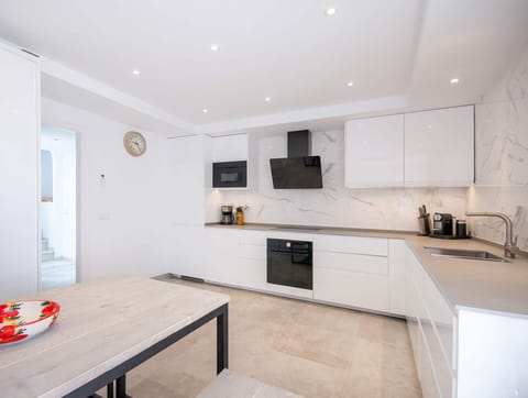 Spacious and fully equipped kitchen