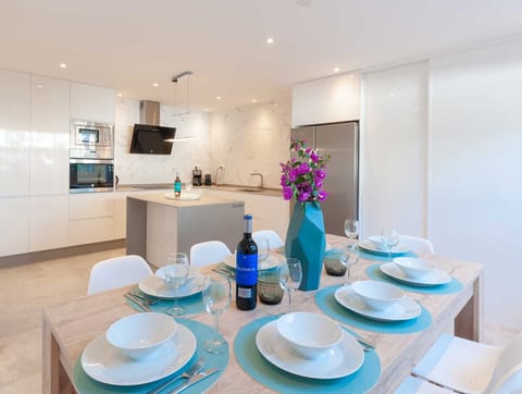 Dining area in Castiglione apartment with 6 guest capacity