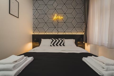 Studio Apartment provides queen size bed with clean linens and towels.