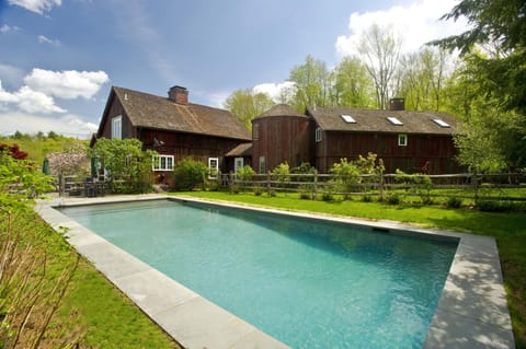 Large 5-Bedroom, Heated Pool, 6 Acres