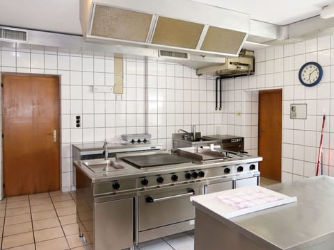 Cabinetry, Countertop, Kitchen Sink, Sink, Property, Tap, Gas Stove, Building, Kitchen, Kitchen Appliance