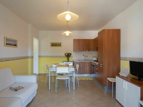 Room, Property, Building, Furniture, Floor, Interior Design, House, Real Estate, Ceiling, Table