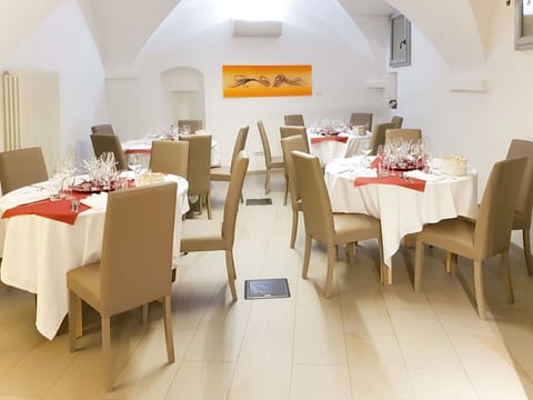 Table, Furniture, Chair, Building, Decoration, Kitchen & Dining Room Table, Tablecloth, House, Wood, Hall