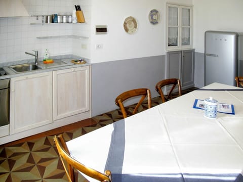 Room, Property, Furniture, Floor, Kitchen, Countertop, Building, House, Interior Design, Table