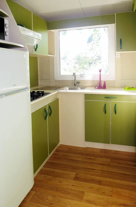 Room, Kitchen, Property, Floor, Cabinetry, Countertop, Furniture, Green, Hardwood, Wood Flooring