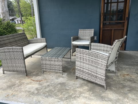  
2 blocks from the oldest building in town and it's a restaurant, The TAVERN🍰