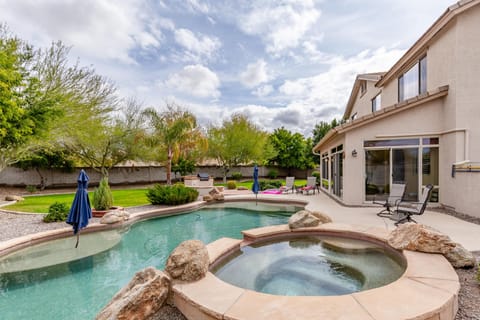 Heated Salt Water Pool & Hot Tub. Spacious Backyard!
