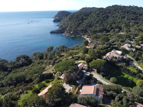 Vue aérienne de la Villa , sur le chemin des crêtes.