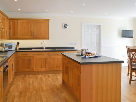 Wonderful kitchen with island | Driftwood, Port Isaac