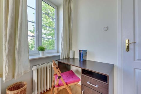 Bedroom with a space for remote work