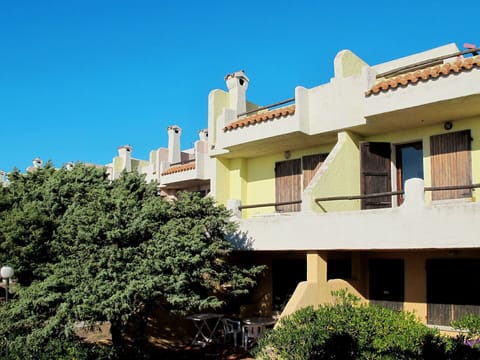 Plant, Sky, Building, Property, Vegetation, Window, Tree, House, Residential Area, Arecales