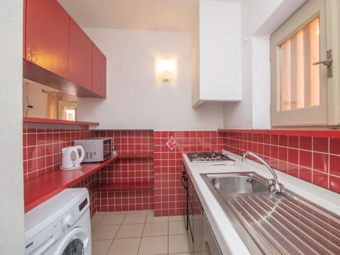 Property, Plumbing Fixture, Sink, Tap, Cabinetry, Kitchen Sink, Interior Design, Wood, Architecture, Floor