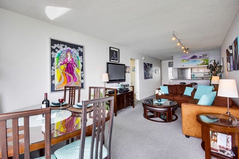 Living Room W/Flat Screen TV, Cable, WIFI and Ocean view