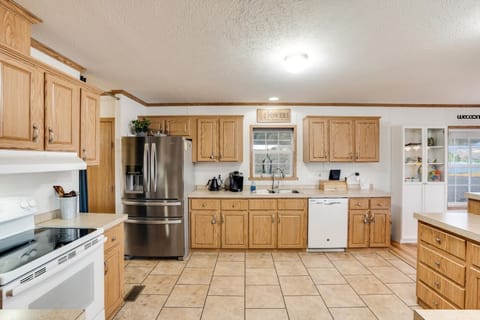 Stainless steel fridge: Space for fresh ingredients, boundless creativity!