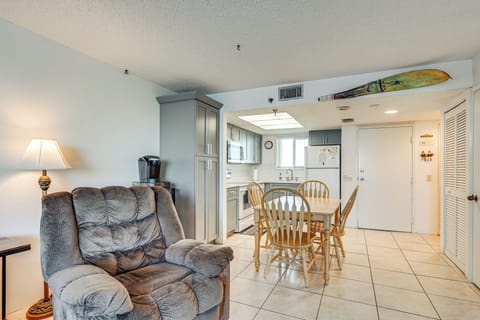 Dining Area | Dishes & Flatware Provided