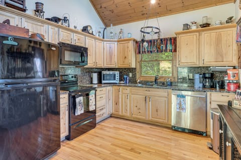 Kitchen | Crockpot | Blender | Cooking Basics | Keurig & Drip Coffee Makers