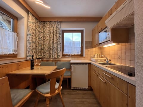 Brown, Tap, Plumbing Fixture, Kitchen Sink, Cabinetry, Sink, Countertop, Furniture, Window, Building