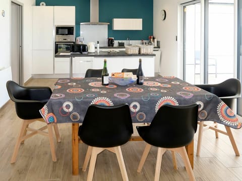 Tablecloth, Furniture, Room, Table, Dining Room, Chair, Property, Interior Design, Textile, Floor