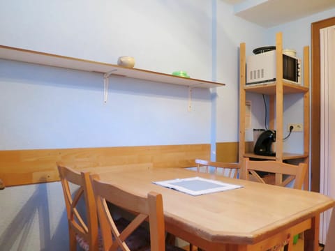 Room, Property, Furniture, Table, Building, House, Shelf, Interior Design, Plywood, Floor