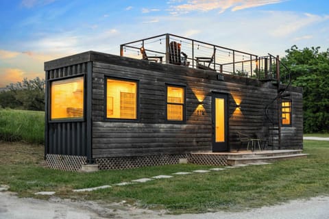 Welcome! The "Meadows" container home is ready for your stay. Watch horses graze from the rooftop deck, walk to the shops and restaurants of Homestead Heritage, and enjoy being close to everything in Waco.