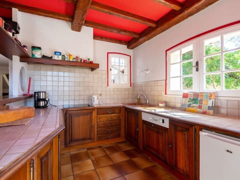 Brown, Cabinetry, Tap, Kitchen Sink, Countertop, Property, Sink, Window, Plumbing Fixture, Wood