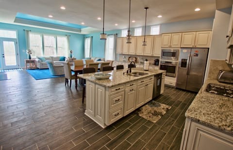 Large Gourmet Kitchen