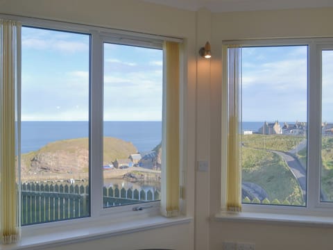 Wonderful bright and airy room overlooking the ruggesd coastline | White Gables - Scott Holiday Cottages, Portknockie
