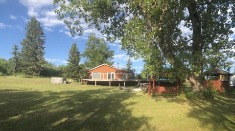 River Rock Retreat - riverside serenity and relaxation! Spacious lawns.
