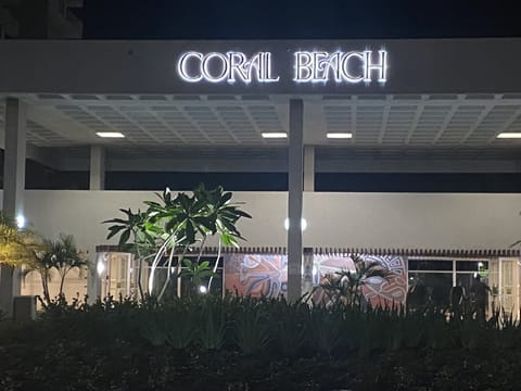 Front of the building (entrada del condominium)