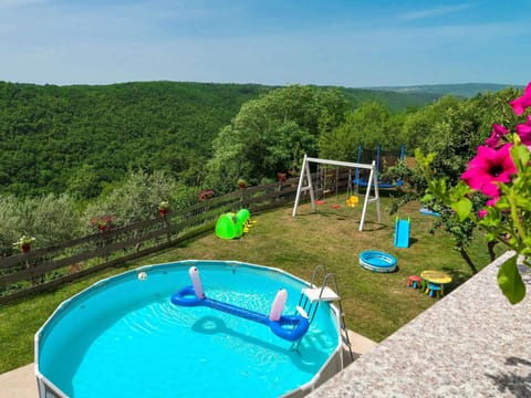 Water, Sky, Plant, Water Resources, Swimming Pool, Cloud, Green, Nature, Azure, Botany