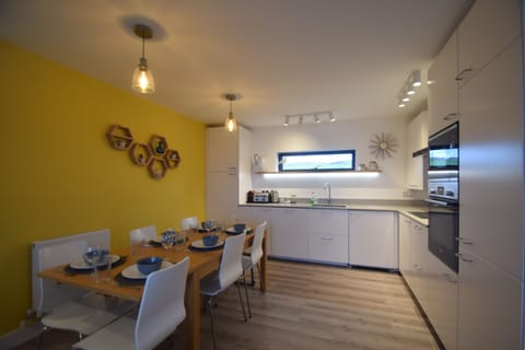 Kitchen/dining area for 6.