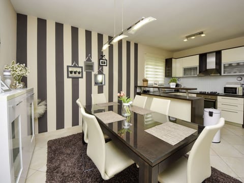 Table, Furniture, Property, Cabinetry, Countertop, Chair, Building, Couch, Kitchen, Window