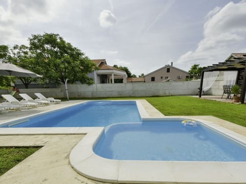 Cloud, Sky, Property, Building, Azure, Plant, Land Lot, Swimming Pool, Grass, Shade