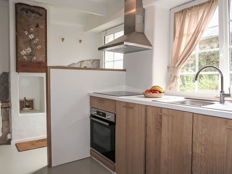 Cabinetry, Countertop, Wood, Interior Design, Architecture, Kitchen Stove, Kitchen Sink, Sink, Floor, Building