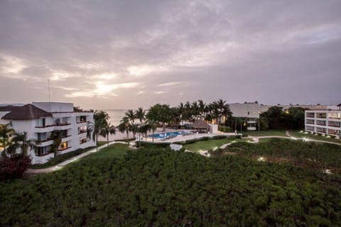 Roof-top terrace with ocean views, jacuzzi and loungers