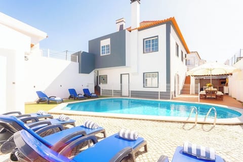 Private pool and sun terrace with loungers — Villa Sol e Mar, holiday villa in Charneca da Caparica