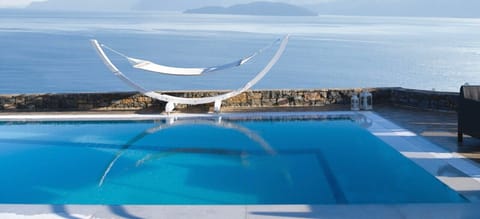 Ιδιωτική ευρύχωρη πισίνα (55m2) με υπέροχη θέα στη θάλασσα