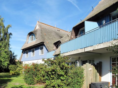 Property, House, Building, Residential Area, Home, Real Estate, Architecture, Roof, Neighbourhood, Cottage