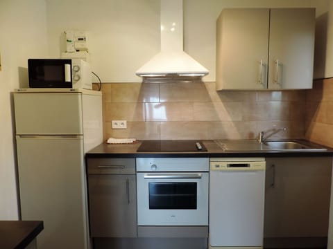 Cabinetry, Property, Countertop, Sink, Kitchen Sink, Building, Kitchen Stove, Wood, Kitchen, Home Appliance