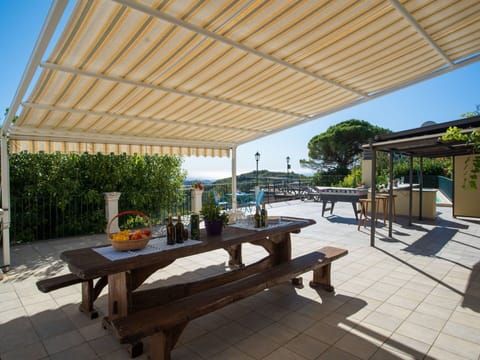 Table, Furniture, Plant, Window, Building, Wood, Shade, Outdoor Furniture, Outdoor Bench, Flowerpot